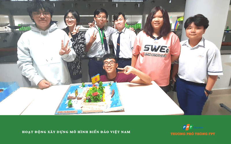 Hình ảnh học sinh cùng sản phẩm xây dựng mô hình biển đảo