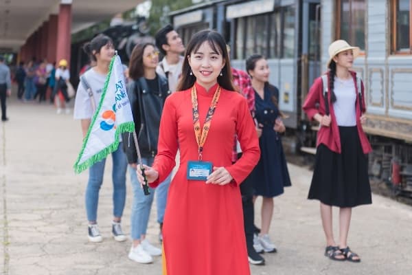 con-gai-co-nen-hoc-quan-tri-du-lich-va-lu-hanh-1